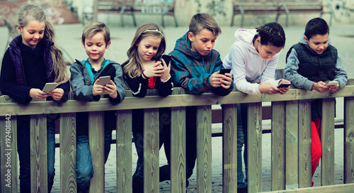 children with mobile devices