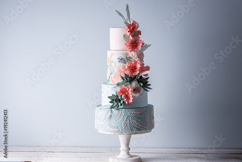 Cuadro en lienzo Wedding four-tiered cake decorated with spring red flowers and handmade pattern