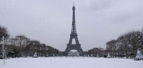 Eiffel Tower, Snowy day in Paris © FreeProd