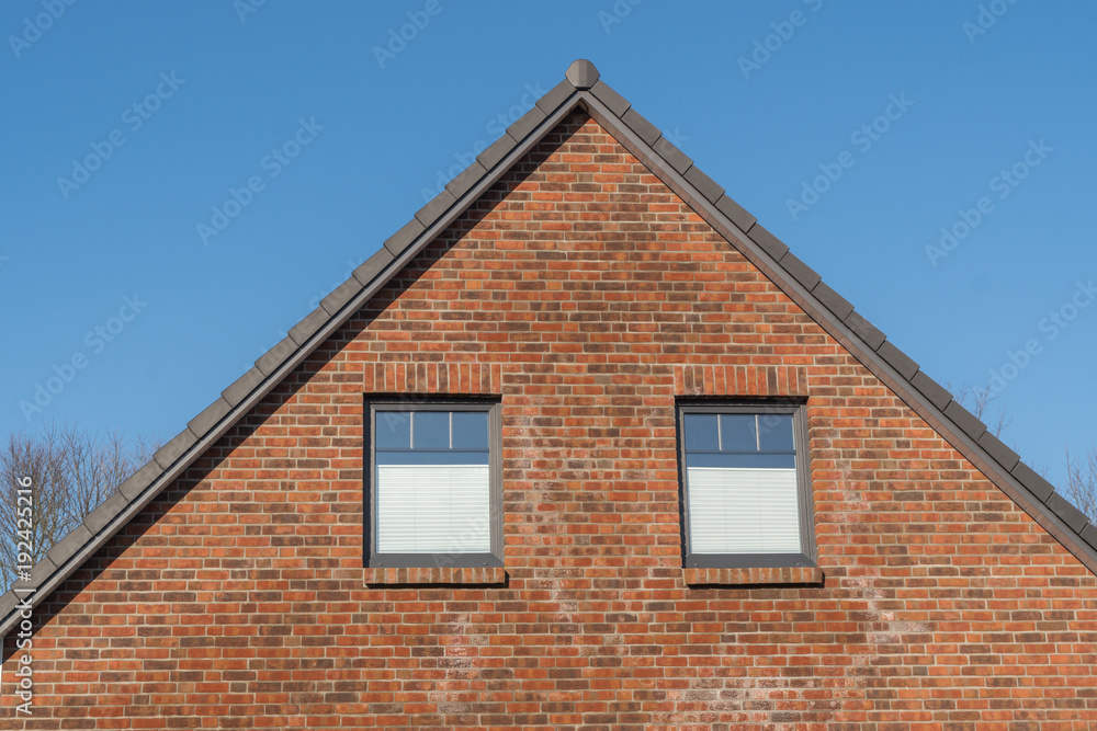 Fenster in einer Fassade eines Hauses Fenster in einer Fassade eines Hauses