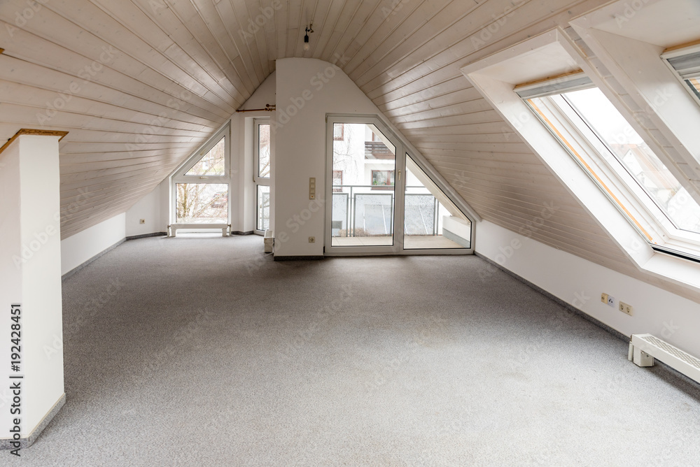 Obraz premium Dachwohnung mit Schrägen und Balkon