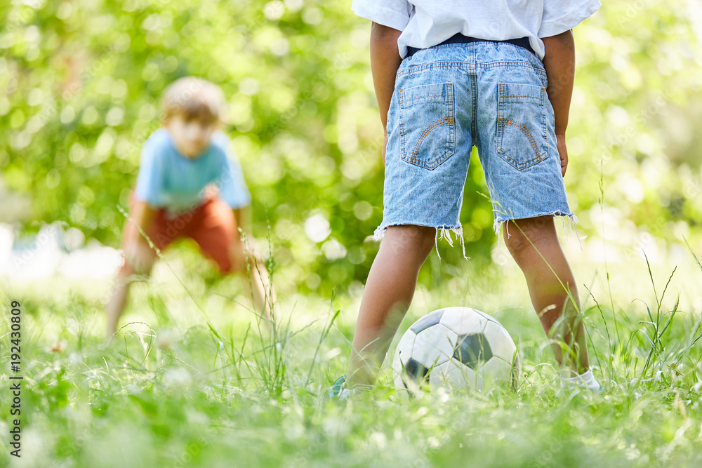 Zwei Kinder spielen Fußball zusammen Stock-Foto | Adobe Stock