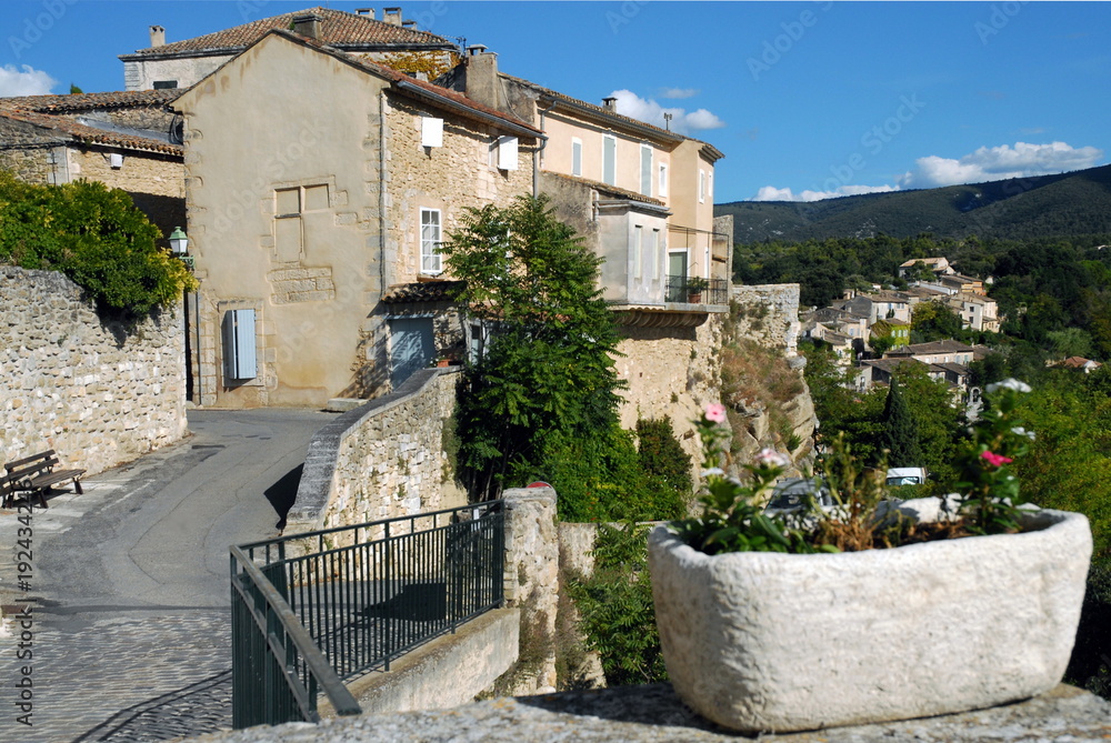 Ménerbe (Vaucluse) ruelle dans le village, Luberon, Provence, France