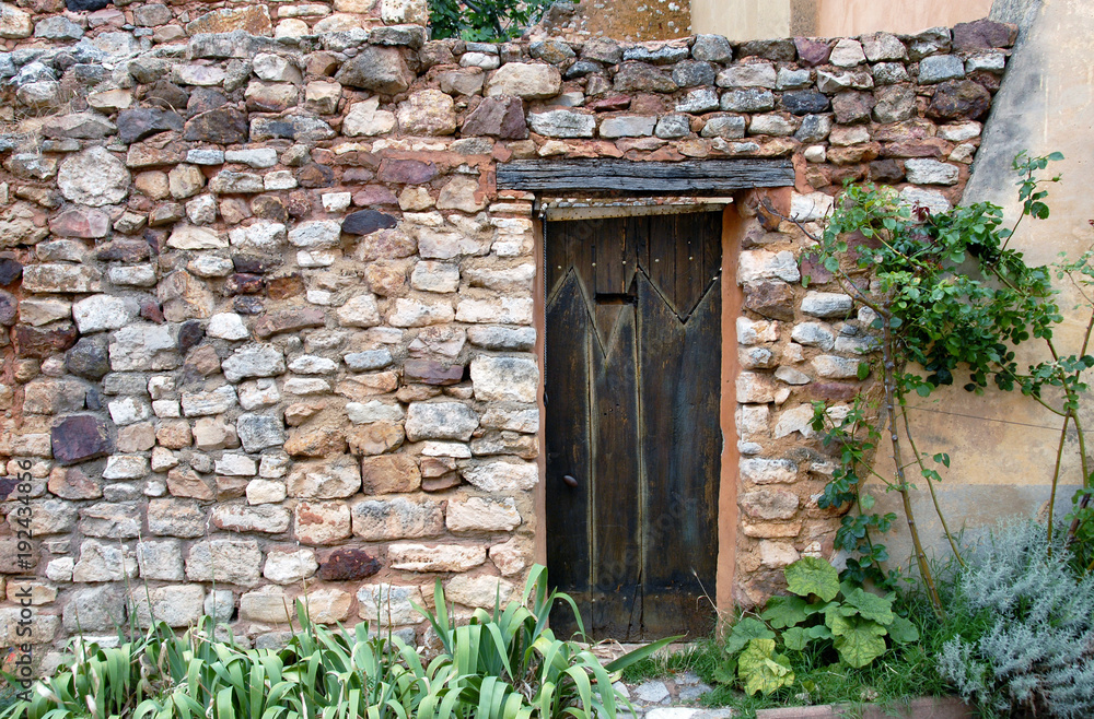 Roussillon (Vaucluse) Mur en vieilles pierres et porte en bois, Luberon, Provence, France Roussillon (Vaucluse) Mur en vieilles pierres et porte en bois, Luberon, Provence, France