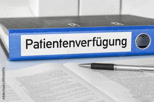 Aktenordner mit der Beschriftung Patientenverfügung photo