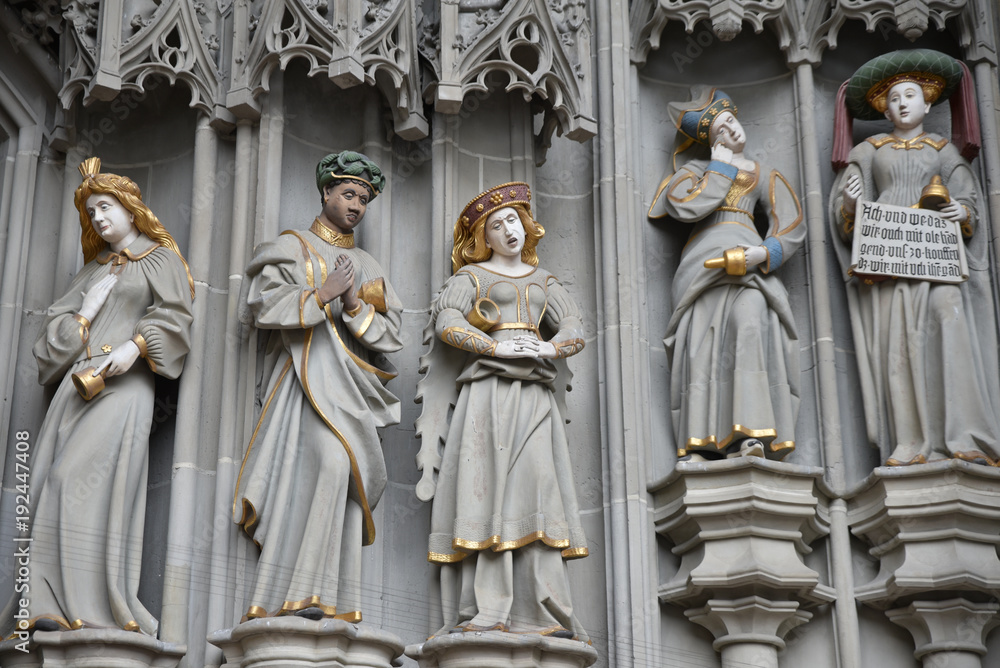 Obraz premium Statues peintes du portail de la cathédrale de Berne en Suisse