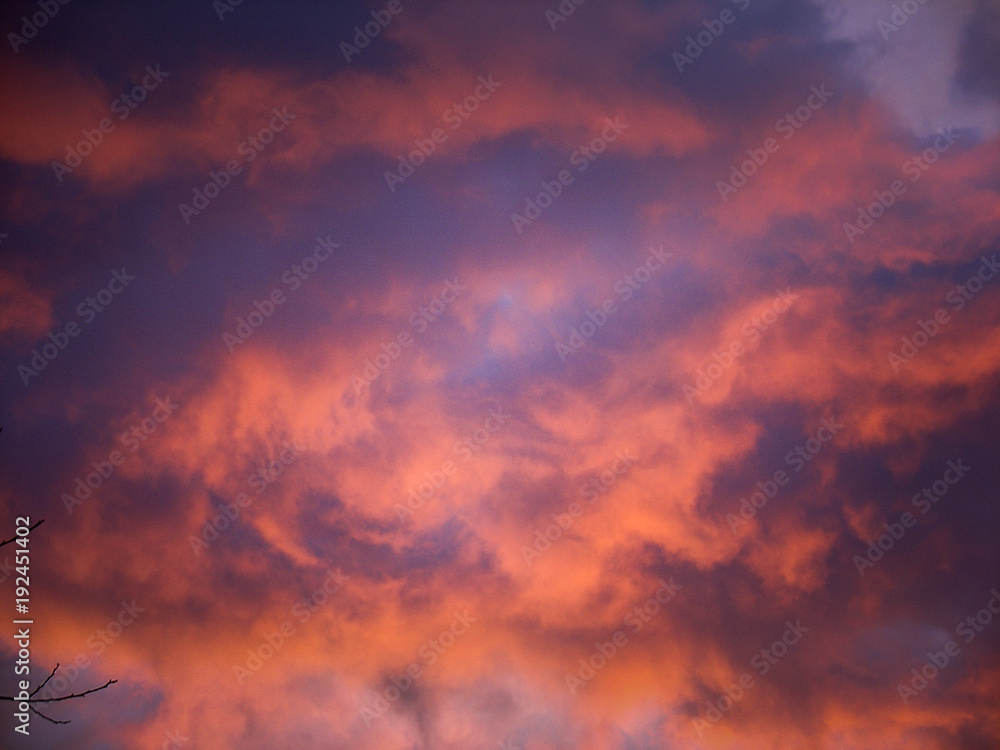 Cielo nuvoloso al tramonto
