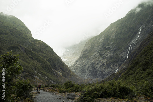 Paisaje de picos de monta  as verdes con cielo nublado en Nueva Zelanda