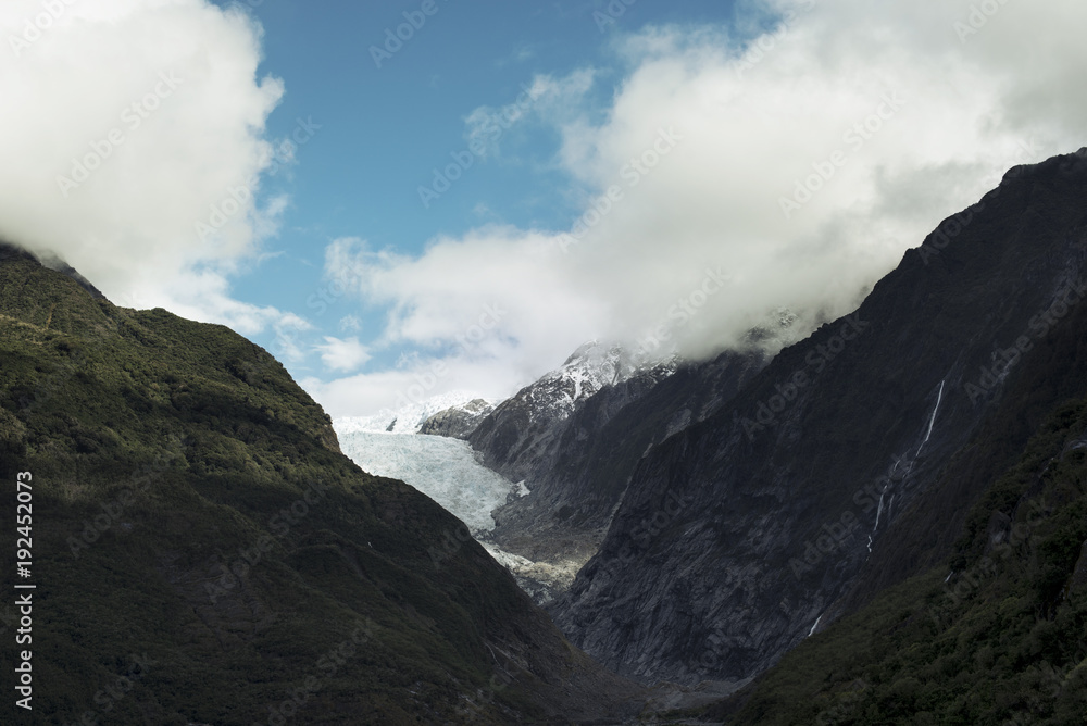 Glaciar entre montañas en la Isla Sur de Nueva Zelanda