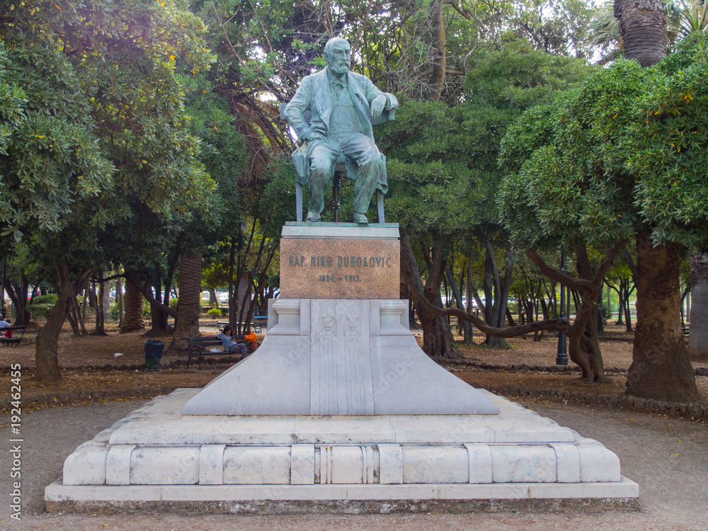Fototapeta premium Statue of famous Niko Dubokovic in Jelsa