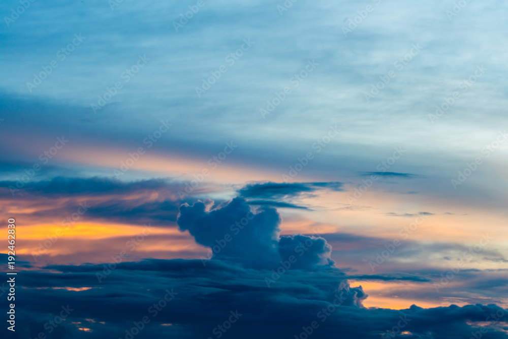 Obraz premium colorful dramatic sky with cloud at sunset.
