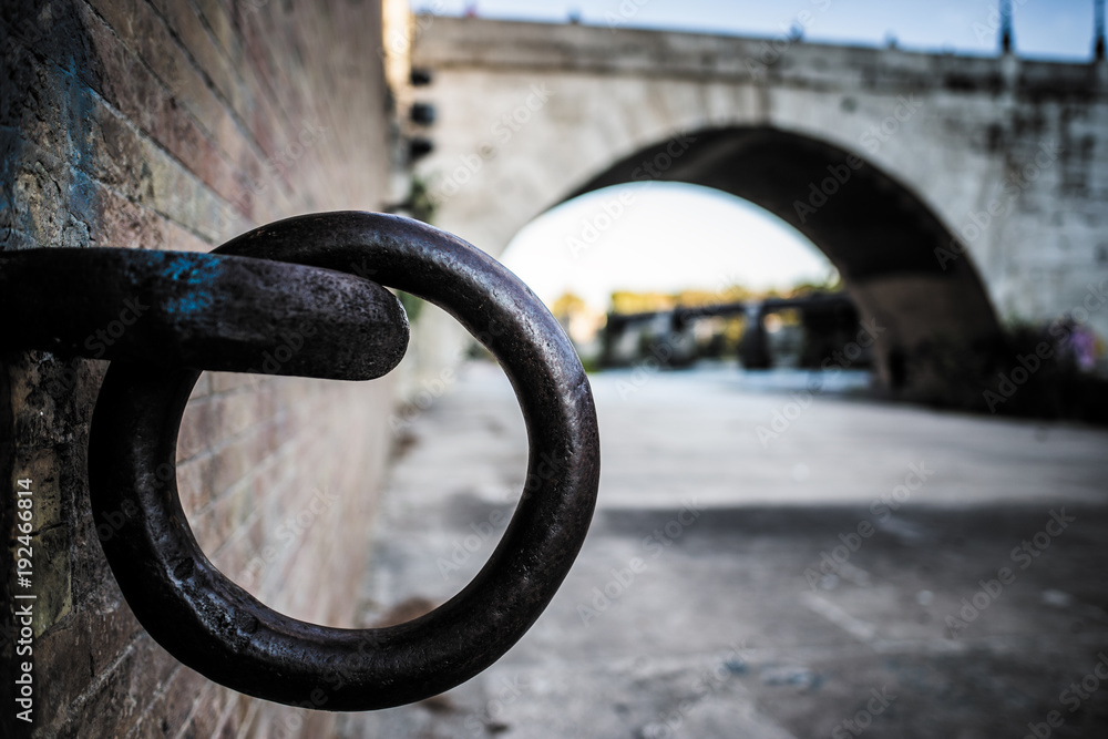 Gancio per l'attracco dei battelli sul fiume Tevere con il Ponte Garibaldi sullo sfondo Gancio per l'attracco dei battelli sul fiume Tevere con il Ponte Garibaldi sullo sfondo