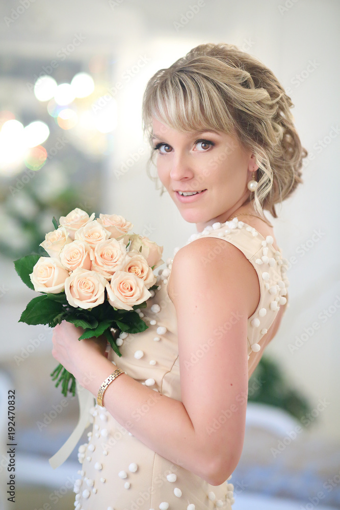 Naklejka premium beautiful blonde bride with a bouquet of white roses