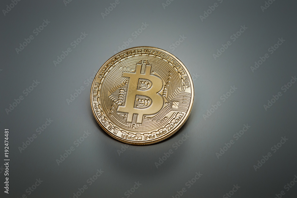 Złoty Bitcoin na szarym tle - obrazy, fototapety, plakaty 