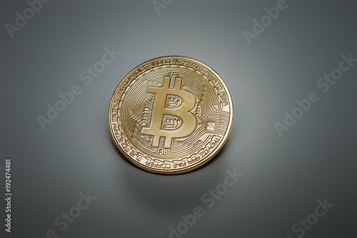 Złoty Bitcoin na szarym tle