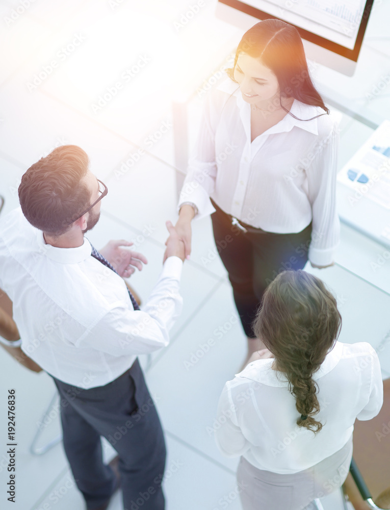 Obraz premium handshake manager and employee near the workplace