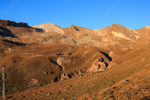 alba nella conca del Lauson, presso il rifugio Vittorio Sella, nel parco nazionale del Gran Paradiso