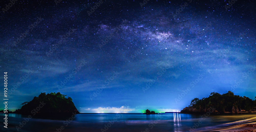 Obraz premium Krajobraz z galaktyką Drogi Mlecznej. Nocne niebo z gwiazdami i milky sposób nad morzem i górą.