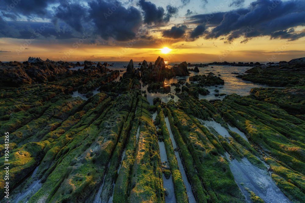 Fototapeta premium rocky coast sunset