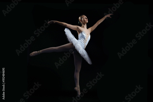 Valokuva jeune danseuse ballerine en tutu plateau et pointes classique