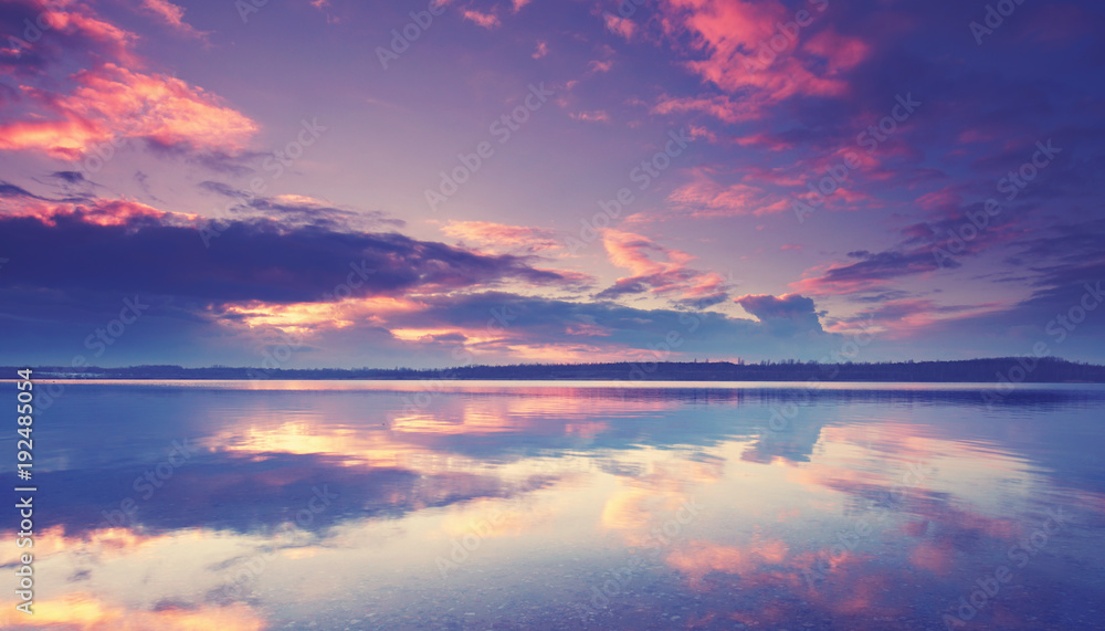 Fototapeta premium romantischer Sonnenuntergang am See