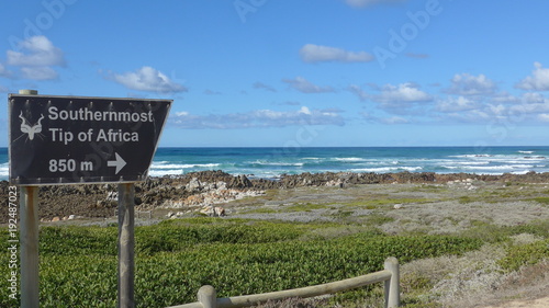 Südafrika. Altes verwittertes Hinweisschild zum Nationalpark, zum südlichsten Punkt Afrikas, Cape Agulhas
