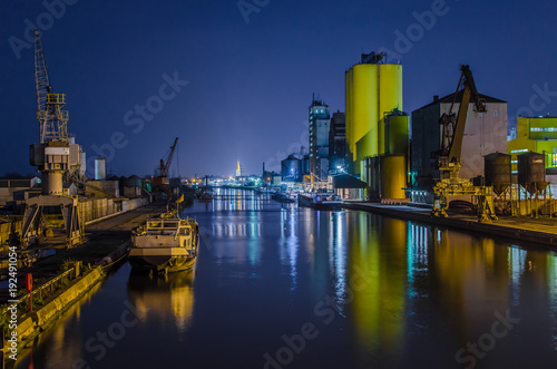Fototapeta Hafen in Hamm Westfalen bei Nacht, Ruhrgebiet, NRW