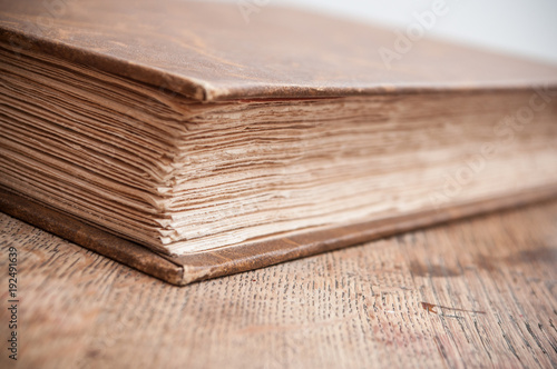 détail livre ancien sur bureau en bois
