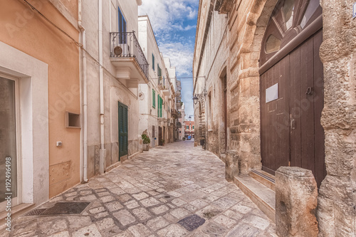 Alleyway in old town Monopoli, Puglia, Italy © Kanturu