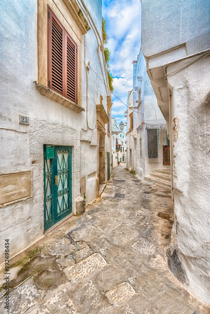 Obraz premium Alleyway w starym białym miasteczku Ostuni, Puglia, Włochy