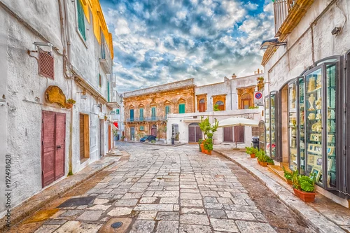 Obraz Alleyway w starym białym grodzkim Ostuni, Puglia, Włochy