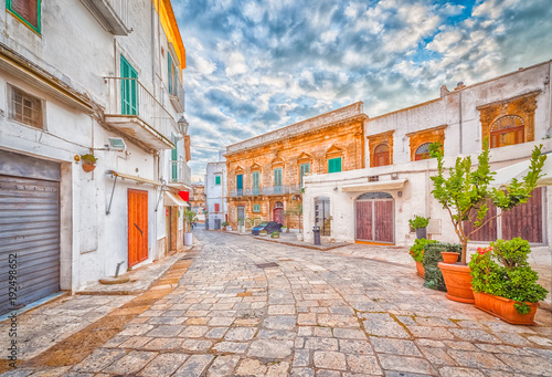 Alleyway in old white town Ostuni, Puglia, Italy © Kanturu