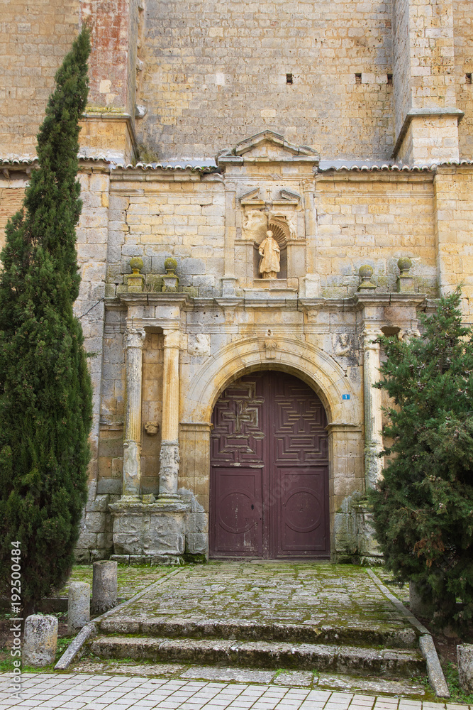 Naklejka premium Puerta de entrada a la Iglesia de Castromocho. Palencia. España