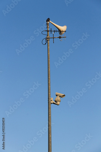  Poste con altavoz, antenas de radio y camara de vigilancia
