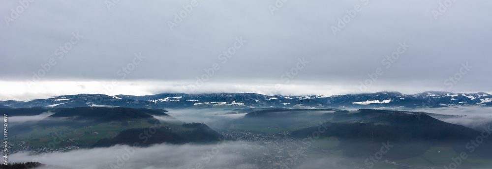 Panorama - Nebel und Berge mit Schnee Panorama - Nebel und Berge mit Schnee