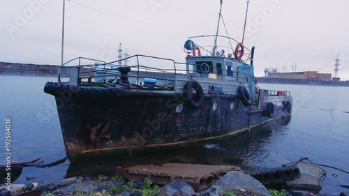 баркас на Енисее