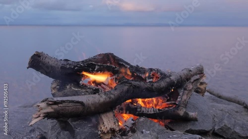 костер у моря