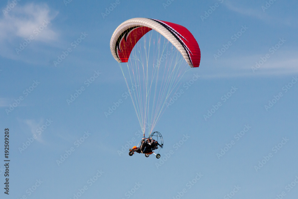 Tandemflug mit motorisiertem Gleitschirm Tandemflug mit motorisiertem Gleitschirm