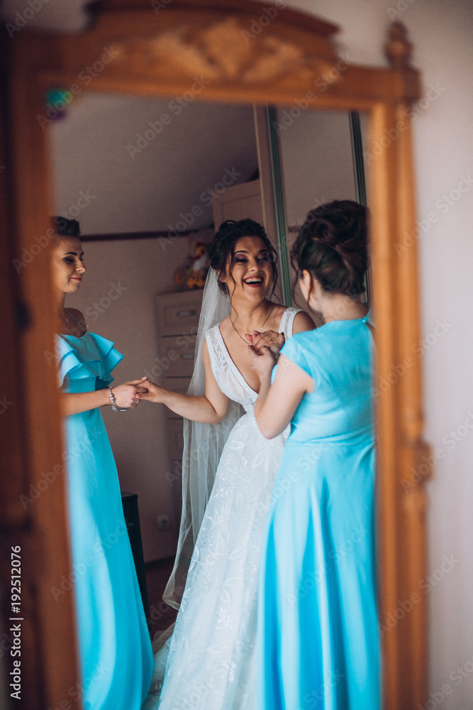 Naklejka premium Bride and bridesmaids during the wedding preparations