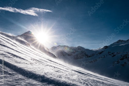Sonnen strahlt auf Berglandschaft im Winter