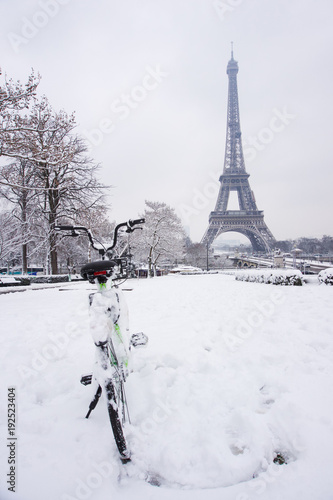 Fototapeta Naklejka Na Ścianę i Meble -  Fresh snow in Paris with bicycle