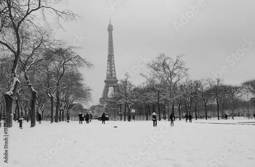 Fototapeta Naklejka Na Ścianę i Meble -  The Eiffel Tower snowday with walkers landscape