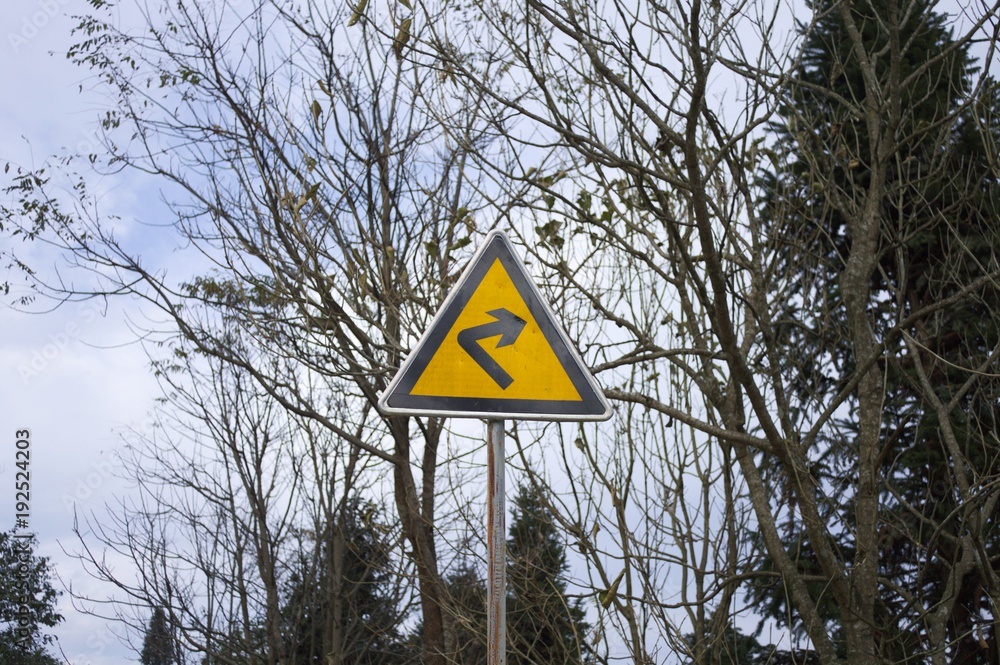 Black and yellow street signal - Turn right (Yunnan, China) Black and yellow street signal - Turn right (Yunnan, China)