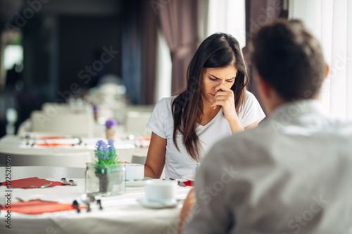 Fotografia Worried doubtful woman arguing with her husband