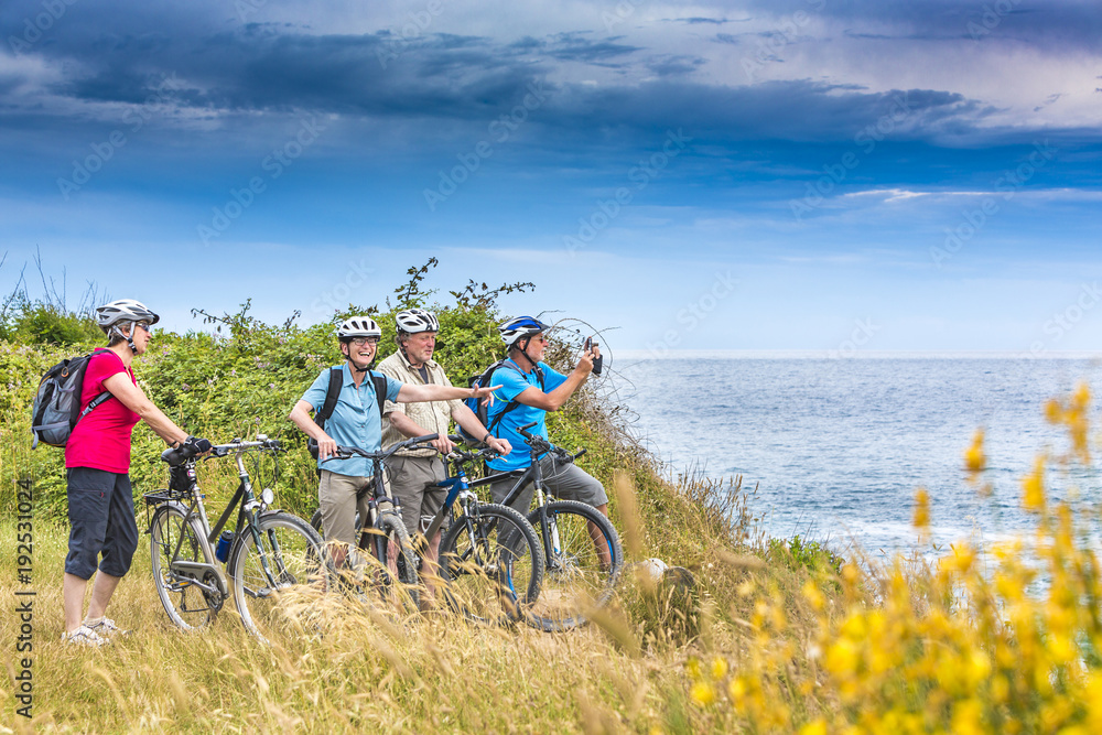 Fototapeta premium Urlauber auf einer Biketour am Meer