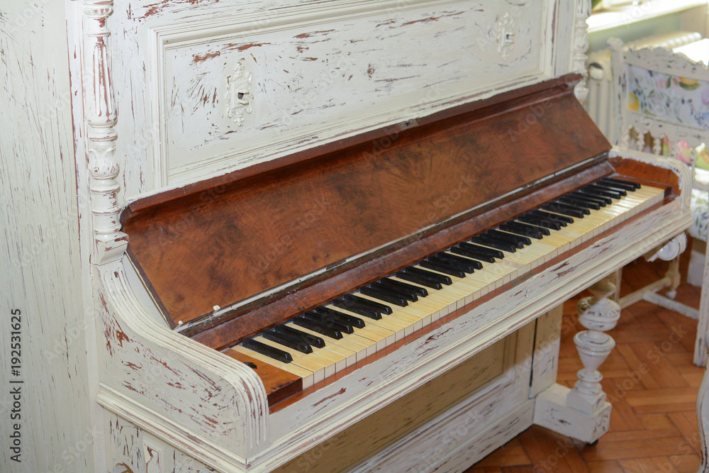 Fototapeta premium Very old piano