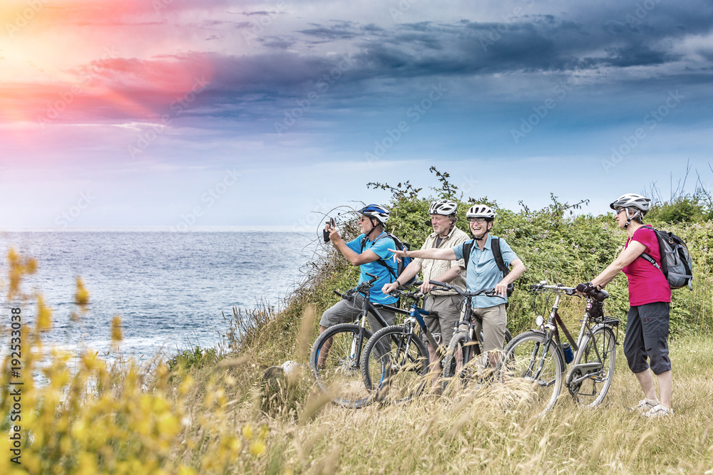 Fototapeta premium Urlauber auf einer Biketour am Meer