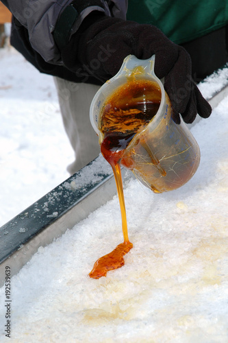 Billede på lærred Pouring maple taffy on snow