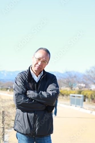 悩むシニア男性