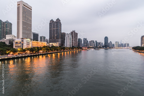 The Pearl river that crosses the Guangzhou downtown district at night © jakartatravel